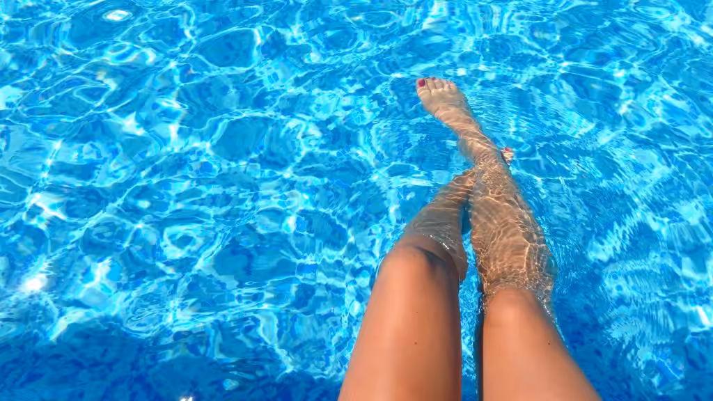 Pasos esenciales para limpiar la piel tras la exposición al cloro