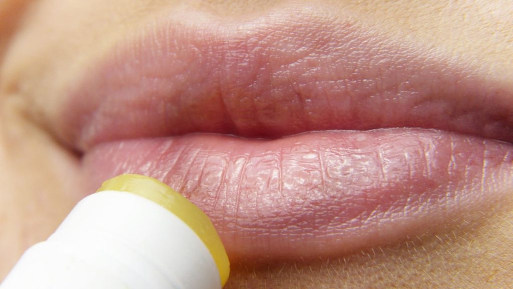 Qué ingredientes buscar en un bálsamo labial