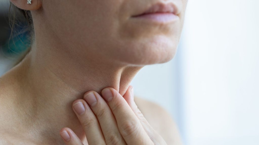 Hábitos diarios para prevenir y reducir las arrugas del cuello